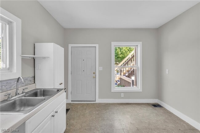 Building Photo - 4314 Archwood Ave