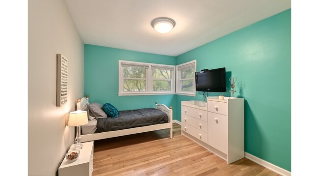 Bedroom 2 - 5940 N Lydell Ave