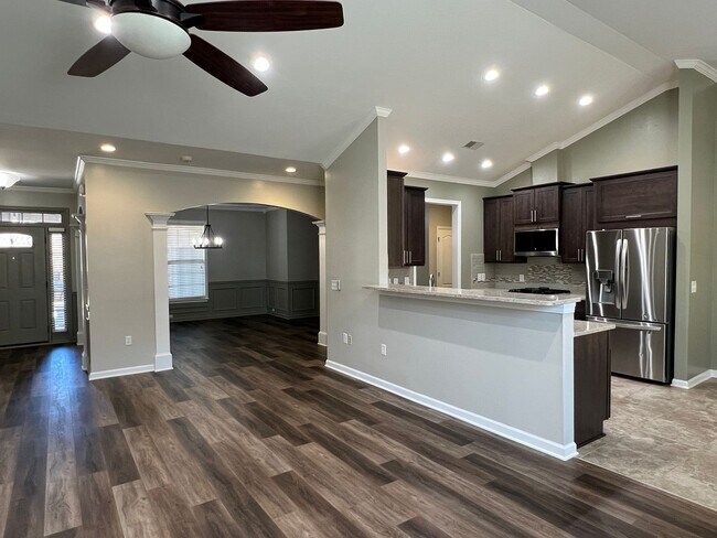 Building Photo - Beautiful Home w/Lots of Extras