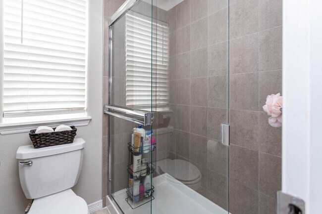 Building Photo - Bright & Beautiful 4BD Home in Lorson Ranc...