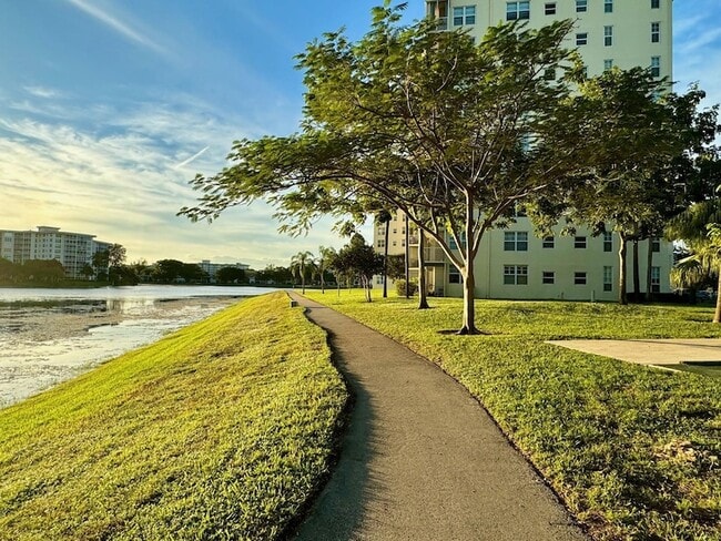 Building Photo - 3095 N Course Dr