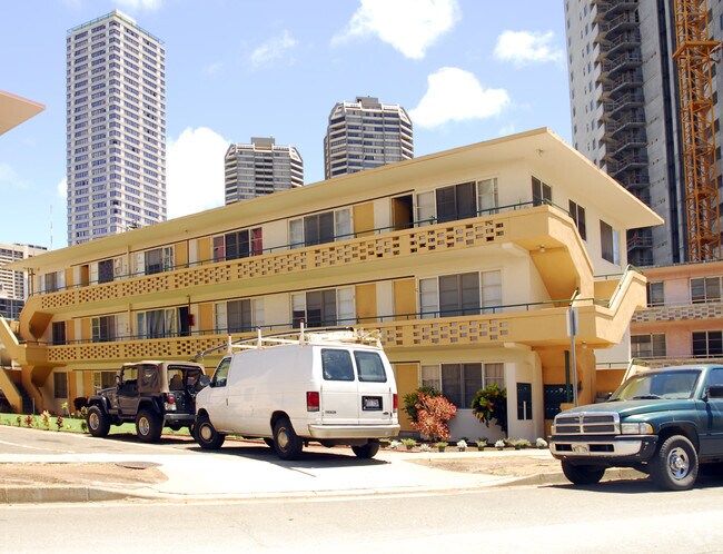 Building Photo - 1621-1627 Ala Wai Blvd