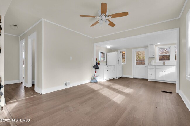 Building Photo - 2061 Lakewood Rd