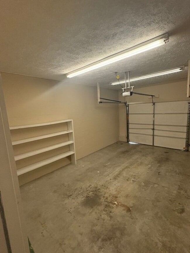Building Photo - 3 bed, 2 bath condo COMING SOON