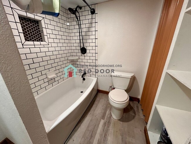 Building Photo - Spacious 3 Bed, 2 Bath Home