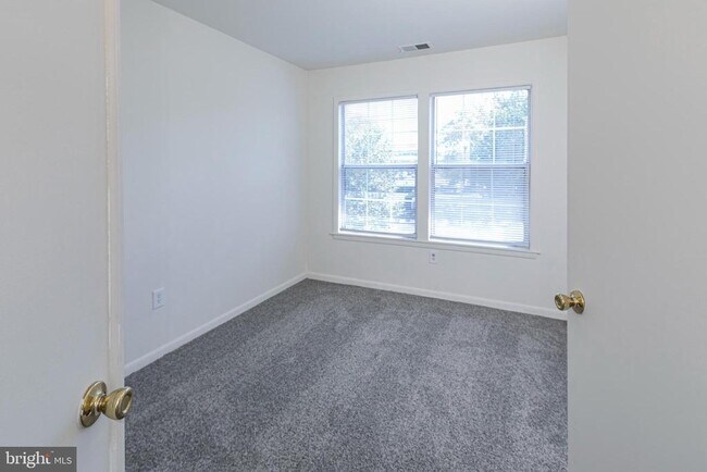 Building Photo - 104 Olympic Ct