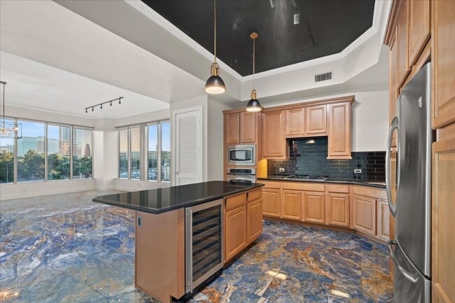 Building Photo - Fabulous Highrise Condo with Stripe Views!