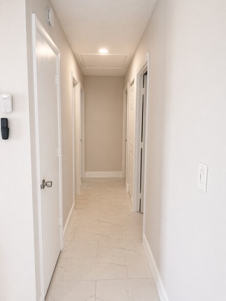 Building Photo - 9448 Saddlebrook Dr