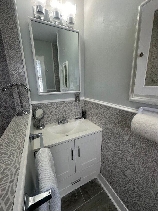 Building Photo - 3 bedroom 2 bath beautiful home with tons of character!