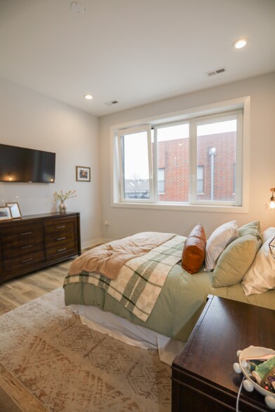 Building Photo - 2402 W Carmen Ave