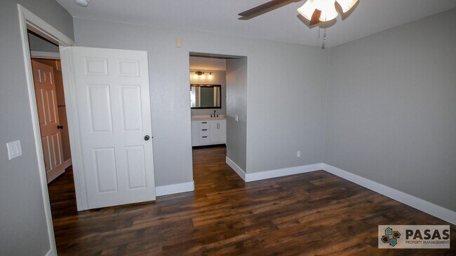 Building Photo - Modern Corner-Unit Condo with tandem 2-Car Garage in Central San Diego