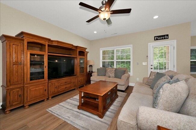 Building Photo - 3 Bedroom, 2 Bath brick home.