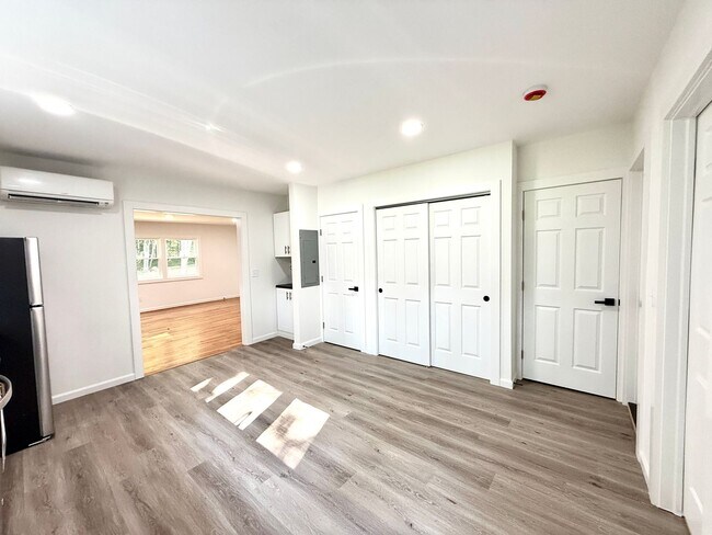 Building Photo - Serene & Spacious Fully renovated 1 BR ( 2...