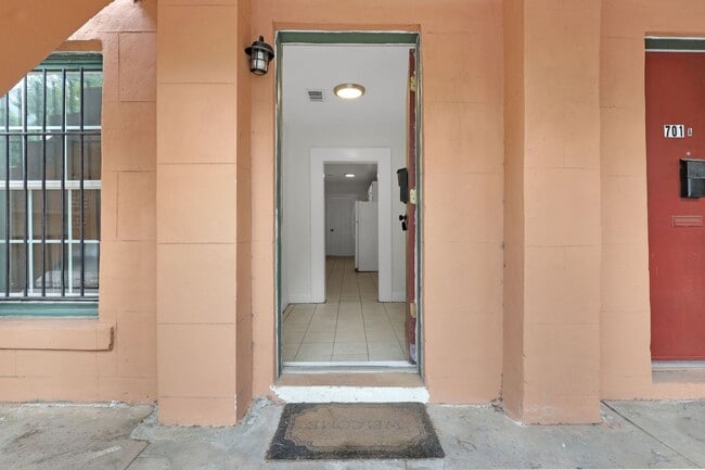 Building Photo - Downtown Savannah Condo for Rent