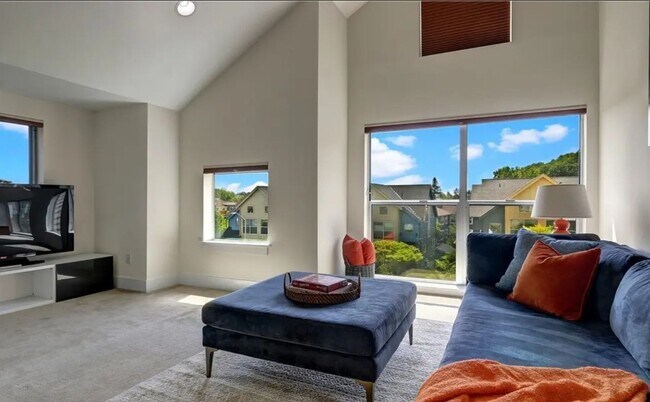 Building Photo - Bright & Spacious Townhome for Rent in a Charming, Tree-Lined Neighborhood