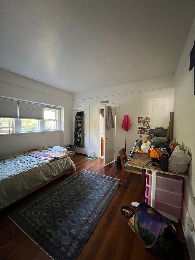 Building Photo - Charming 1910 Craftsman Home – 3BR/2BA + B...