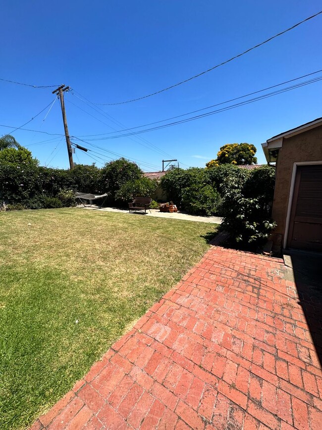 Building Photo - 3BD/1BA HUGE BACKYARD in Point Loma!