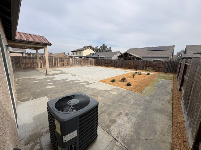 Building Photo - SE Visalia home Rent Ready!