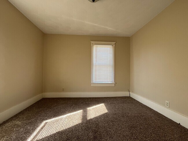 Building Photo - *FIRST MONTH'S RENT FREE*