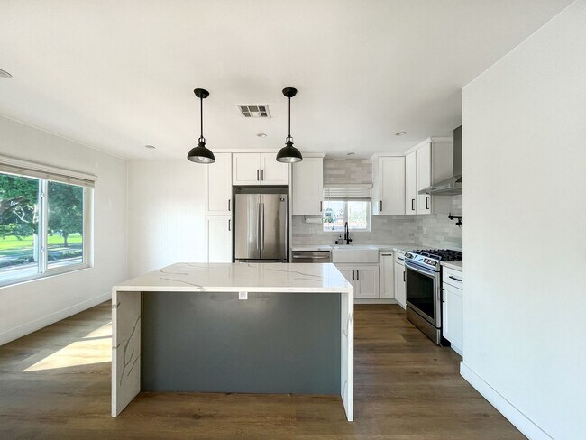 Building Photo - 1865