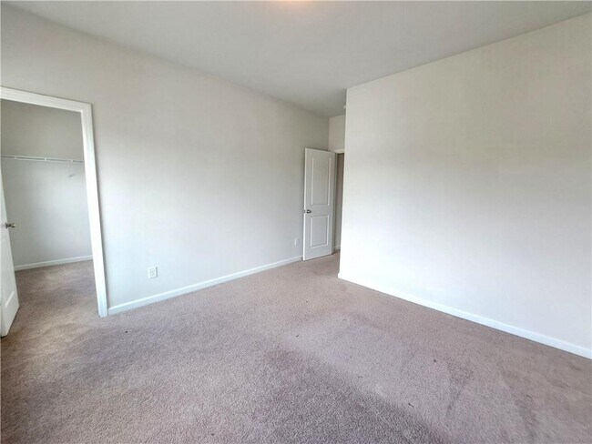 Building Photo - 3329 Long Creek Dr