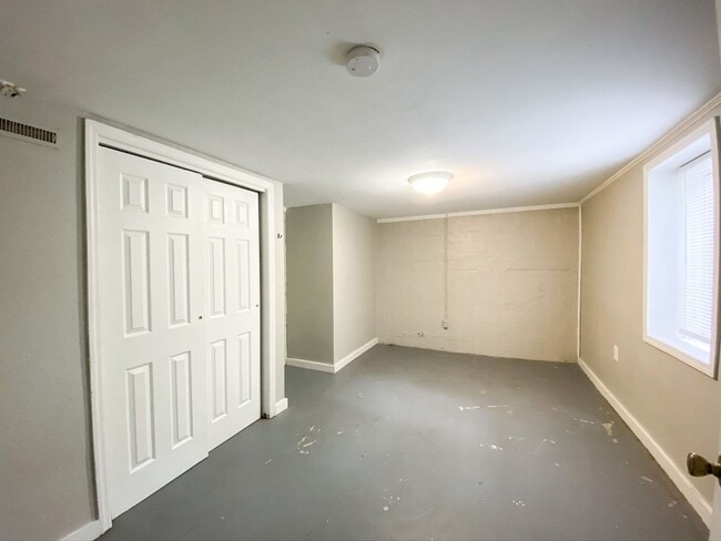 Building Photo - 4 Bedroom House Near Campus