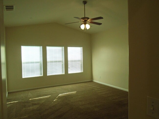 Building Photo - SOLAR......GORGEOUS---3 BEDROOMS PLUS AN OFFICE !!!