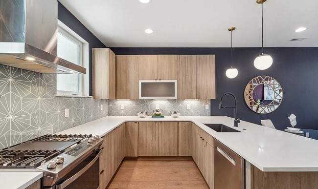 Building Photo - 2870 Tremont Pl