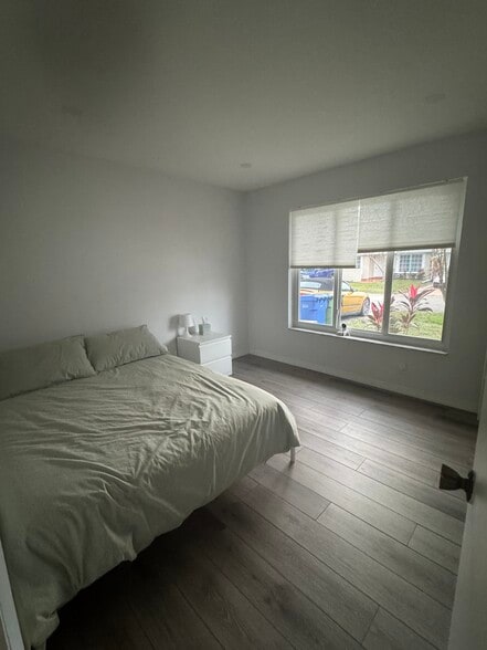 Building Photo - 5482 Lakewood Cir S