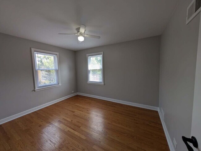 Building Photo - 2909 W Farragut Ave