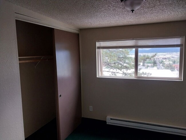 Building Photo - 2 bedroom 1 bathroom ground floor apartment - Granvue Apartments