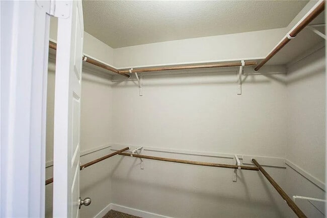 Building Photo - 107 Lakeview Ct