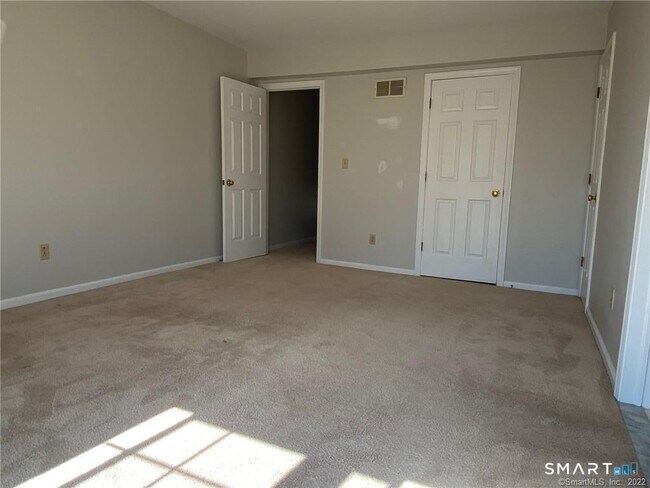 Building Photo - 560 Silver Sands Rd