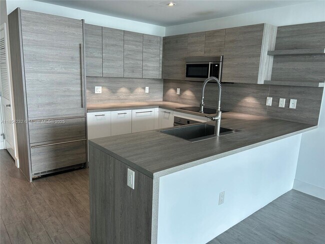 Building Photo - 400 Sunny Isles Blvd