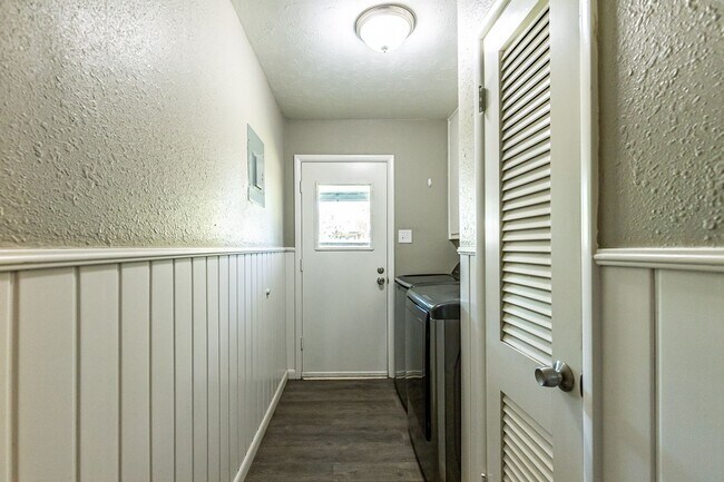 Building Photo - Large 3 bedroom with 2 living areas. Easy ...