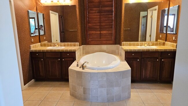 Building Photo - 5012 Crest Dr