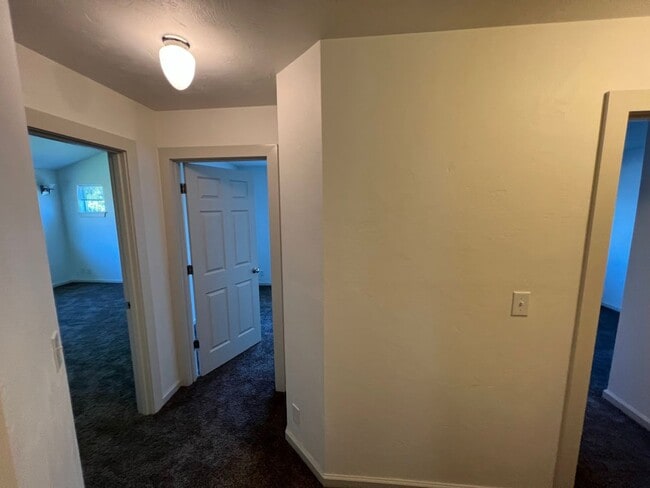 Building Photo - 4 Bedroom, 2 bathroom home located in Rive...