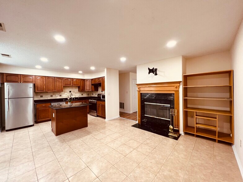 Kitchen - 25 Balboa Ln