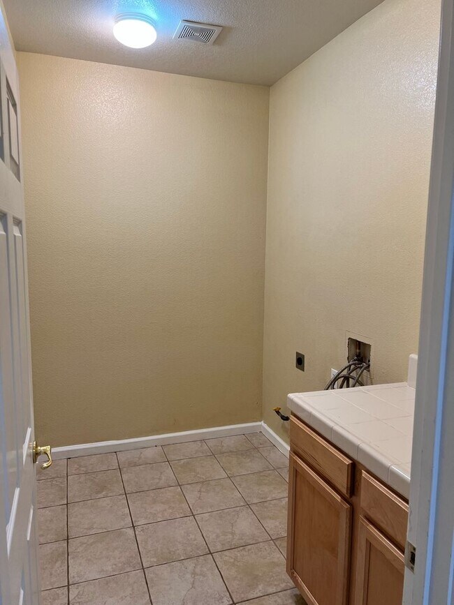 Building Photo - Beautiful home in Reflections gated community