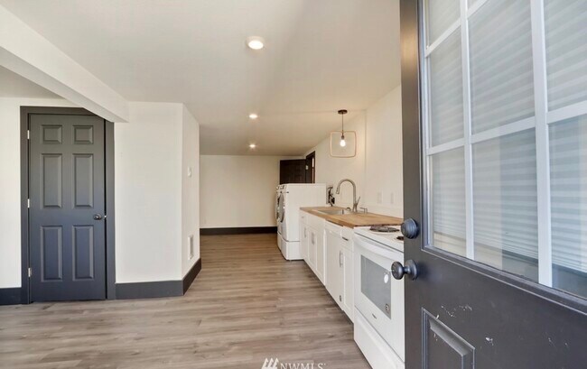 Building Photo - 1102 6th Ave SW