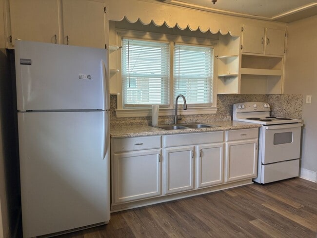 Building Photo - 2 Bedroom, 1 Bathroom House in Reidsville!