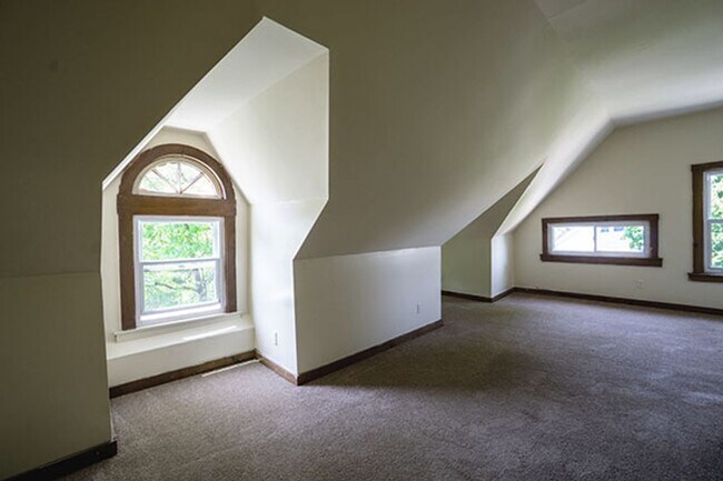 Building Photo - Available 06/01/26 - 5 Bedroom Townhouse c...