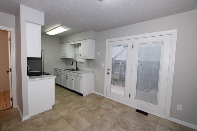 Building Photo - 2 Bed 1.5 Bath Condo