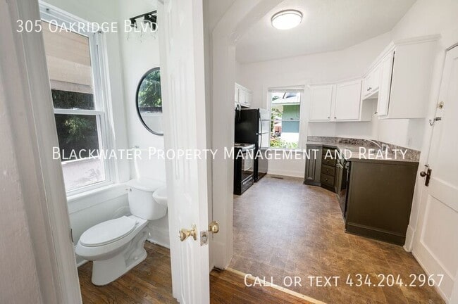Building Photo - 305 Oakridge Blvd