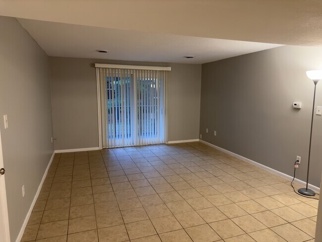 Building Photo - 104 Ford St