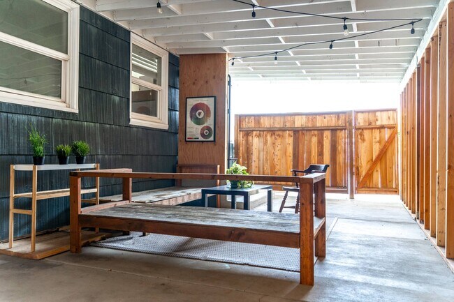 Building Photo - 4404 SE 63rd Ave