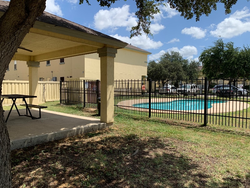 Building Photo - 1000 Ranchway Dr
