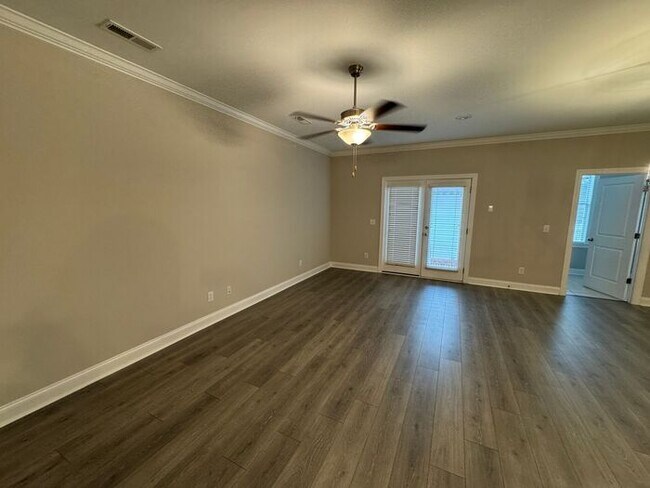 Building Photo - TOWN MADISON RENTAL ON THE SQUARE!