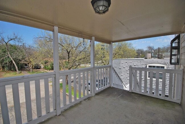 Building Photo - FABULOUS walkable/bikeable 3BR with parking in Hyde Park