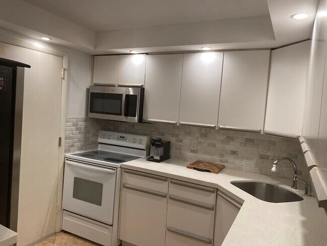 Building Photo - 305 N Pompano Beach Blvd